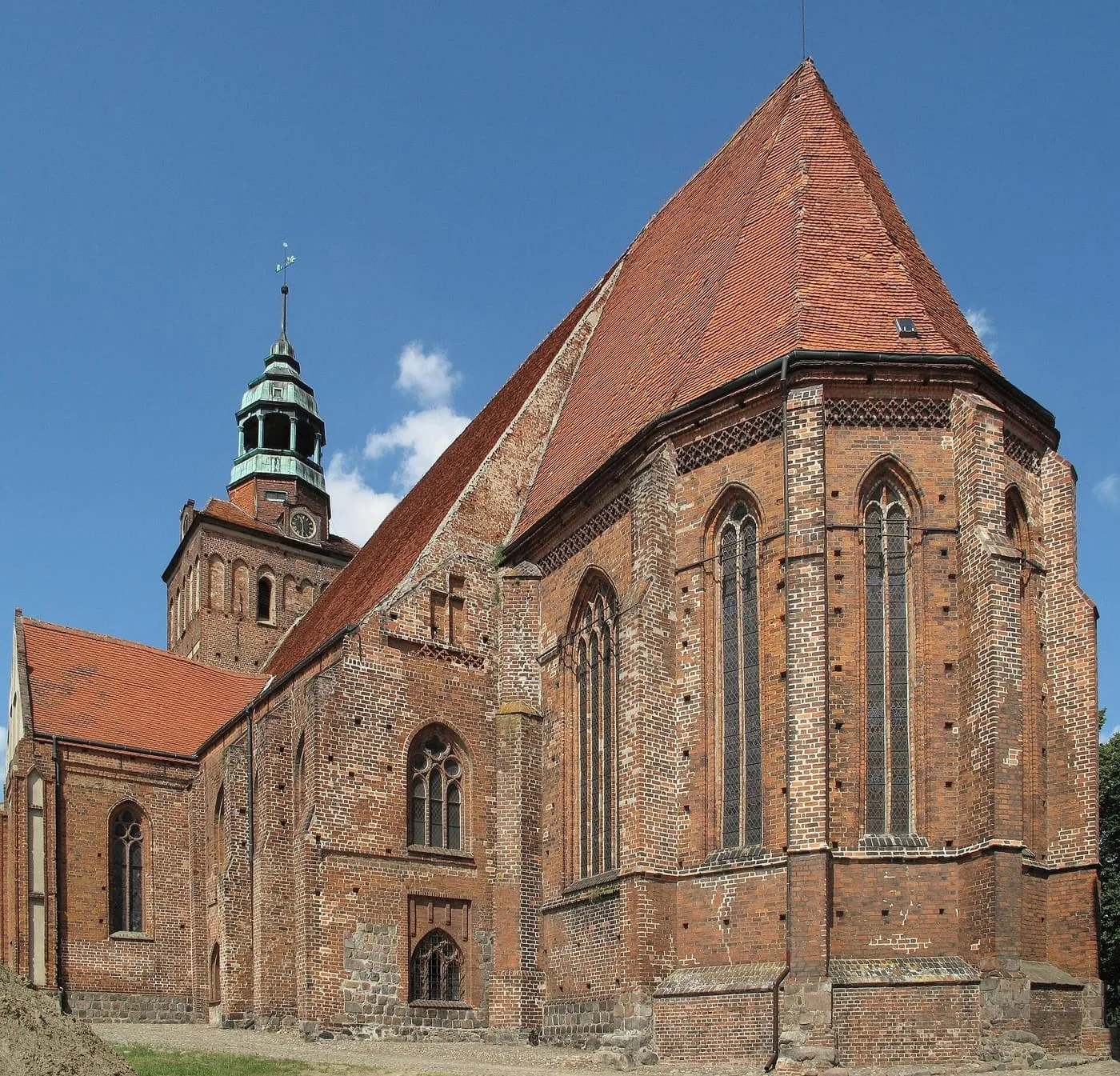 Ceglany, gotycki kościół św. Jakuba w Ośnie Lubuskim z kwadratową wieżą zwieńczoną ośmioboczną, miedzianą latarnią