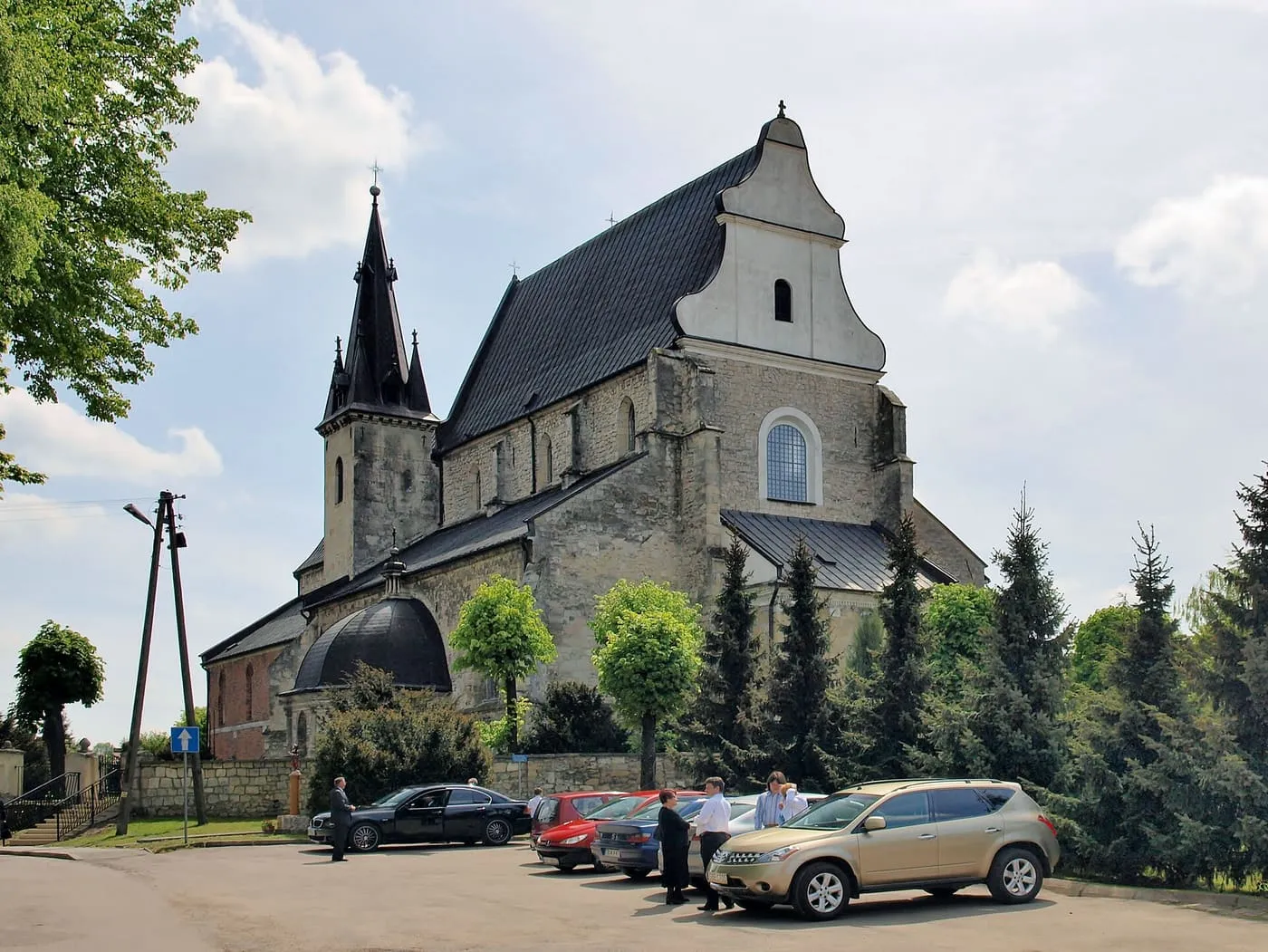 Barokowy kościół św. Jana Chrzciciela w Skalbmierzu z cebulastą wieżą na skrzyżowaniu naw, zimą