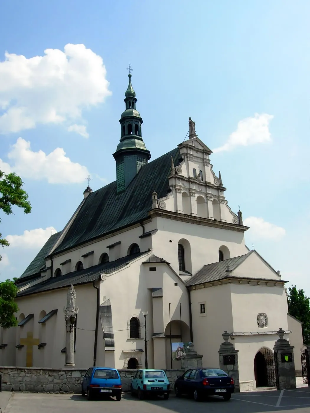 Kościół św. Jana Ewangelisty w Pińczowie z wieżyczką zwieńczoną cebulastym hełmem
