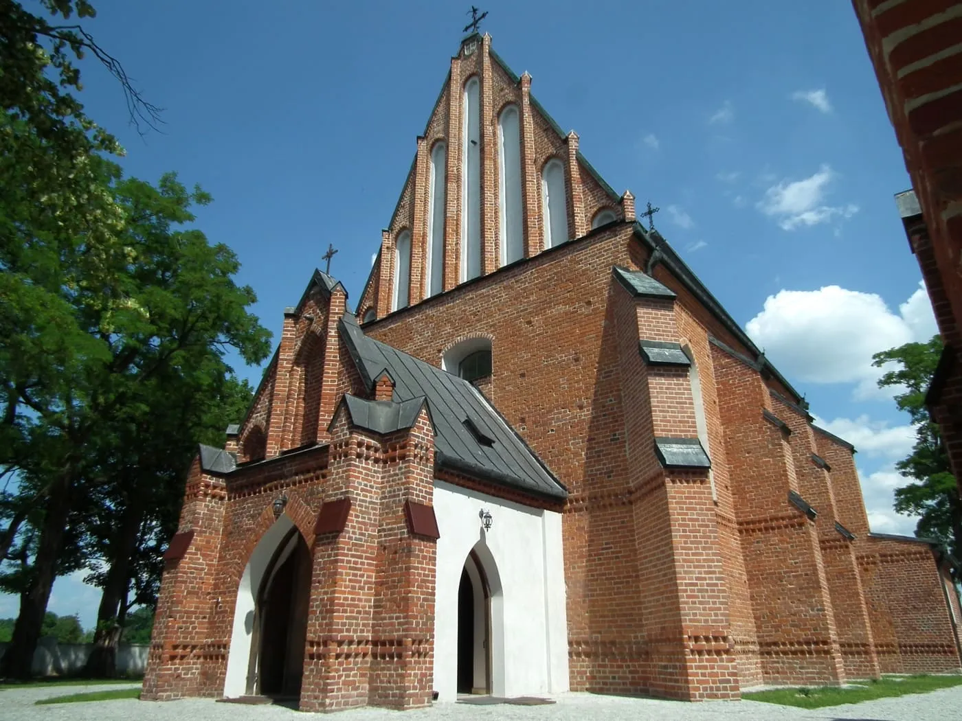 Gotycki, ceglany kościół w Piotrawinie ze stromym, schodkowym szczytem