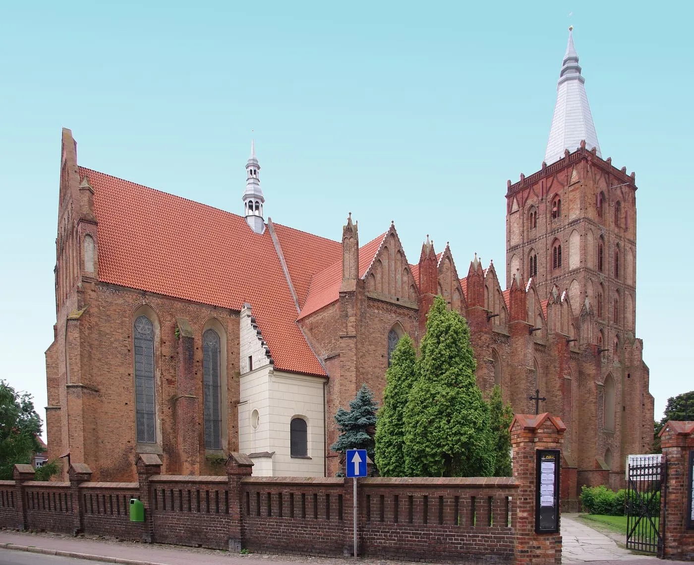 Okazała, ceglana fara w Chełmnie z wysoką wieżą