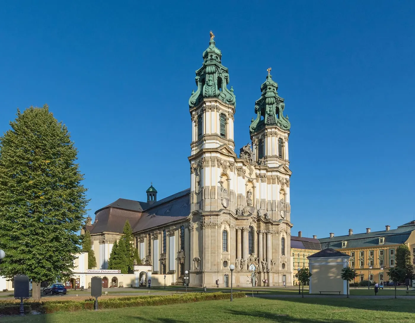 Barokowa bazylika pocysterskiego opactwa w Krzeszowie, z dwiema wieżami zwieńczonymi zielonymi kopułami i złotymi figurami