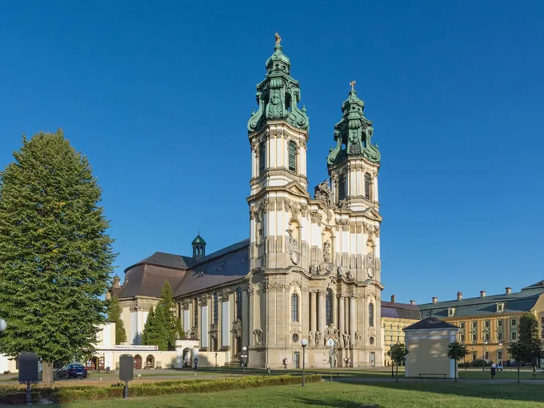 Barokowa bazylika pocysterskiego opactwa w Krzeszowie, z dwiema wieżami zwieńczonymi zielonymi kopułami i złotymi figurami