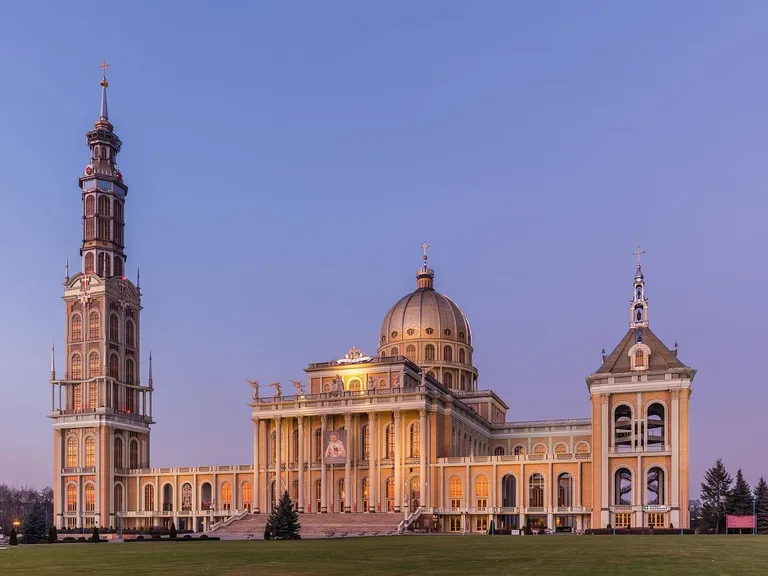 Bazylika licheńska o zachodzie słońca, z wysoką wieżą i wielką kopułą