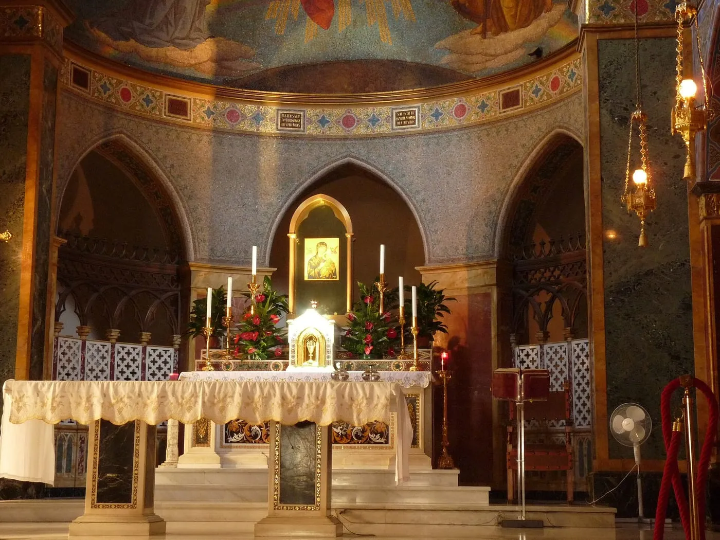 Prezbiterium kościoła świętego Alfonsa w Rzymie z ikoną Matki Bożej Nieustającej Pomocy nad ołtarzem głównym