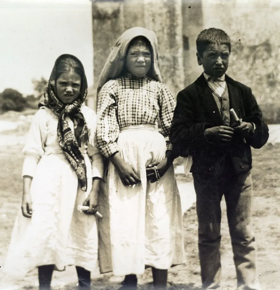 Troje pastuszków z Fatimy — Łucja, Hiacynta i Franciszek — na fotografii z 1917 roku