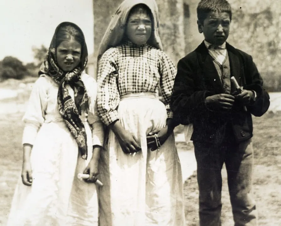 Troje pastuszków z Fatimy — Łucja, Hiacynta i Franciszek — na fotografii z 1917 roku