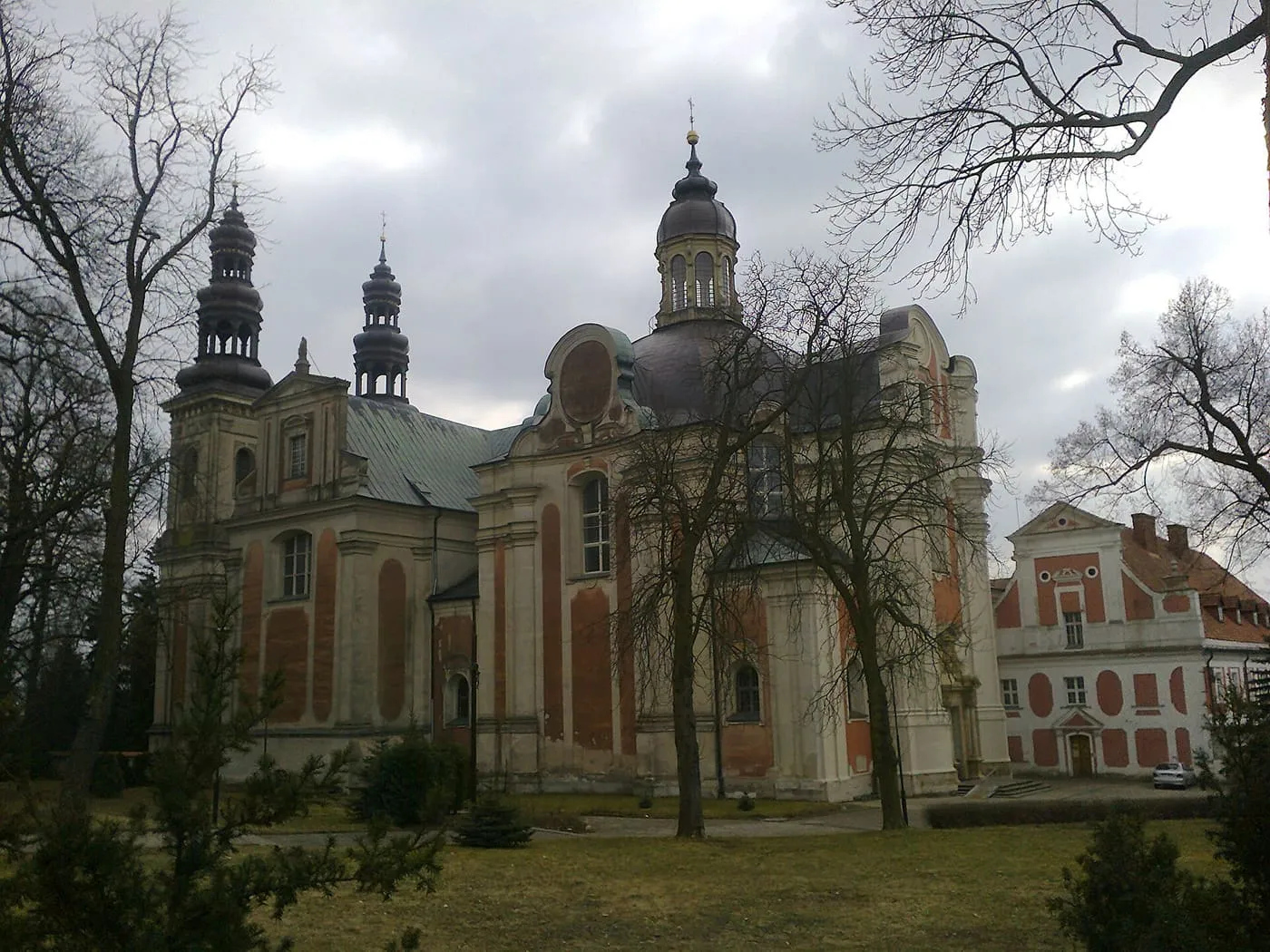 Barokowe opactwo cystersów w Lądzie z dwiema smukłymi wieżami i kopułą nad kościołem