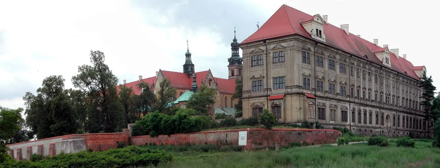 Rozległy, barokowy zespół opactwa cystersów w Lubiążu z czerwonymi dachami i wieżami kościoła w tle