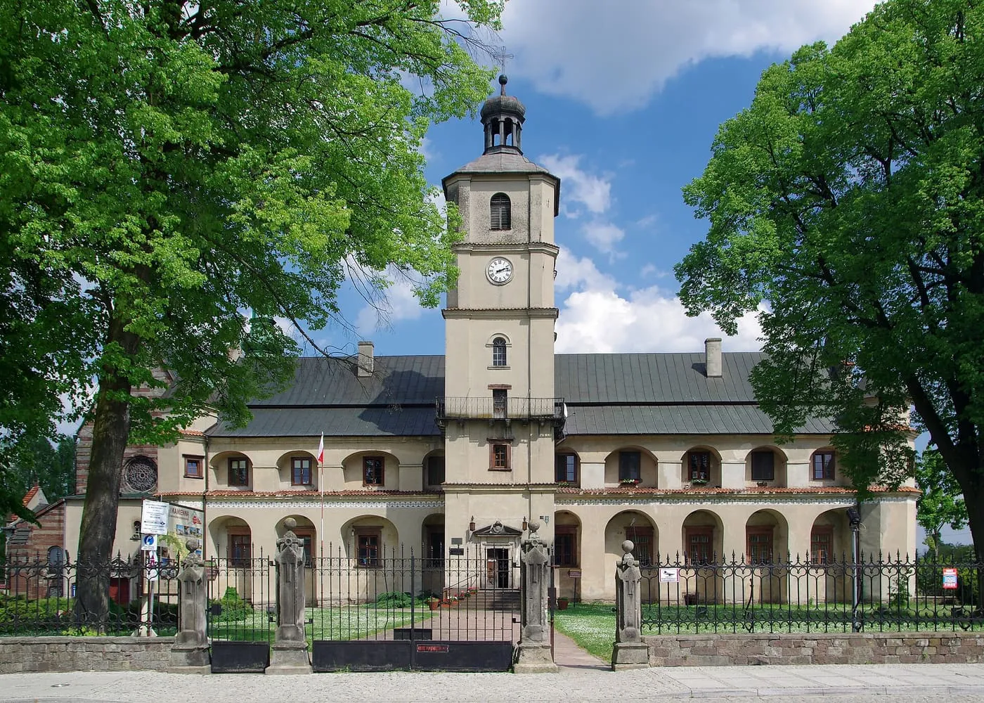 Opactwo cystersów w Wąchocku — arkadowa fasada zabudowań klasztornych z ośmioboczną wieżą zegarową
