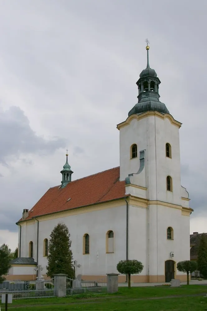 Biały kościół św. Michała Archanioła w Kotorzu Wielkim z zieloną, cebulastą wieżą