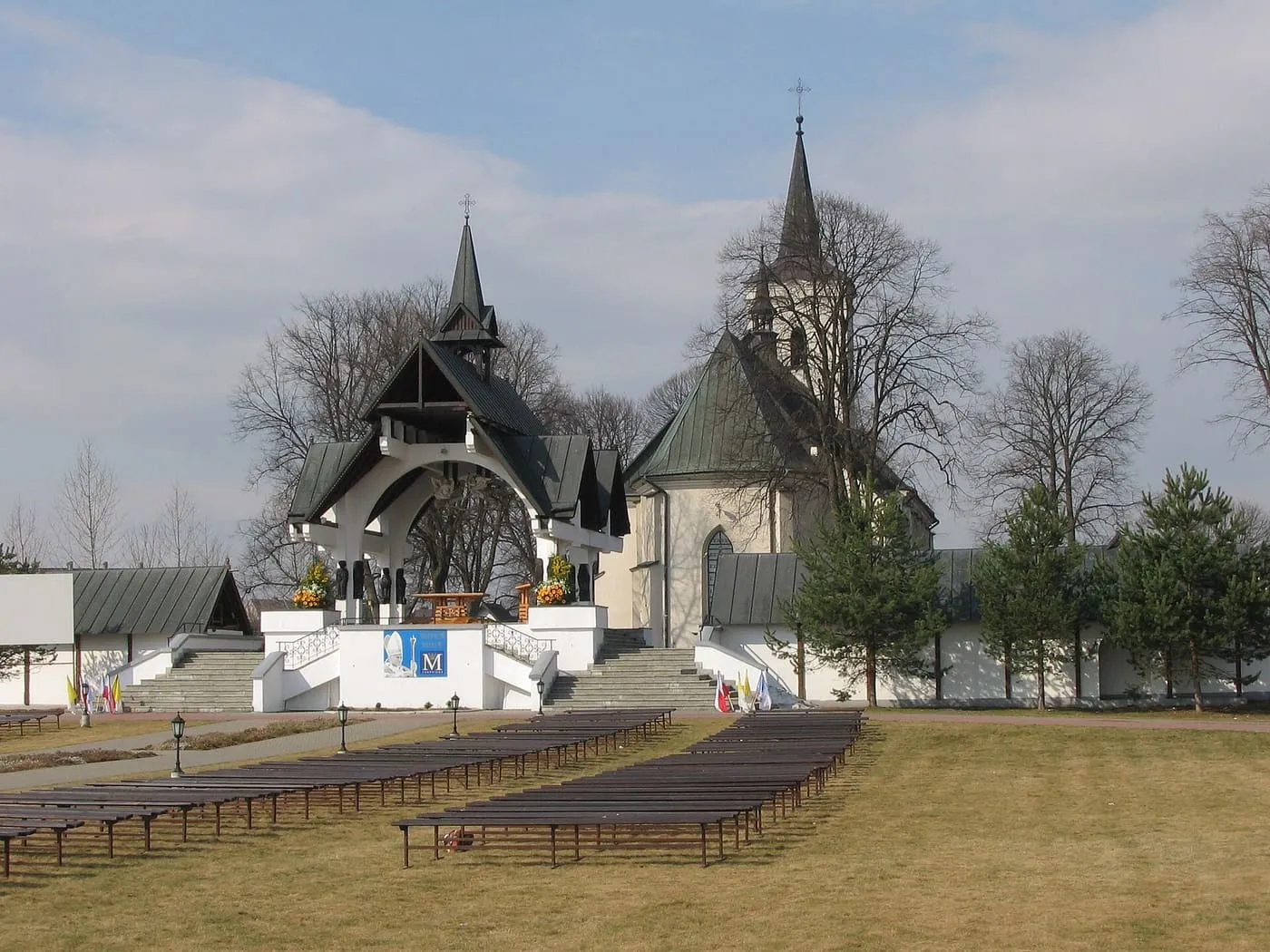 Sanktuarium w Ludźmierzu z ołtarzem polowym i rzędami ławek pod otwartym niebem dla pielgrzymów