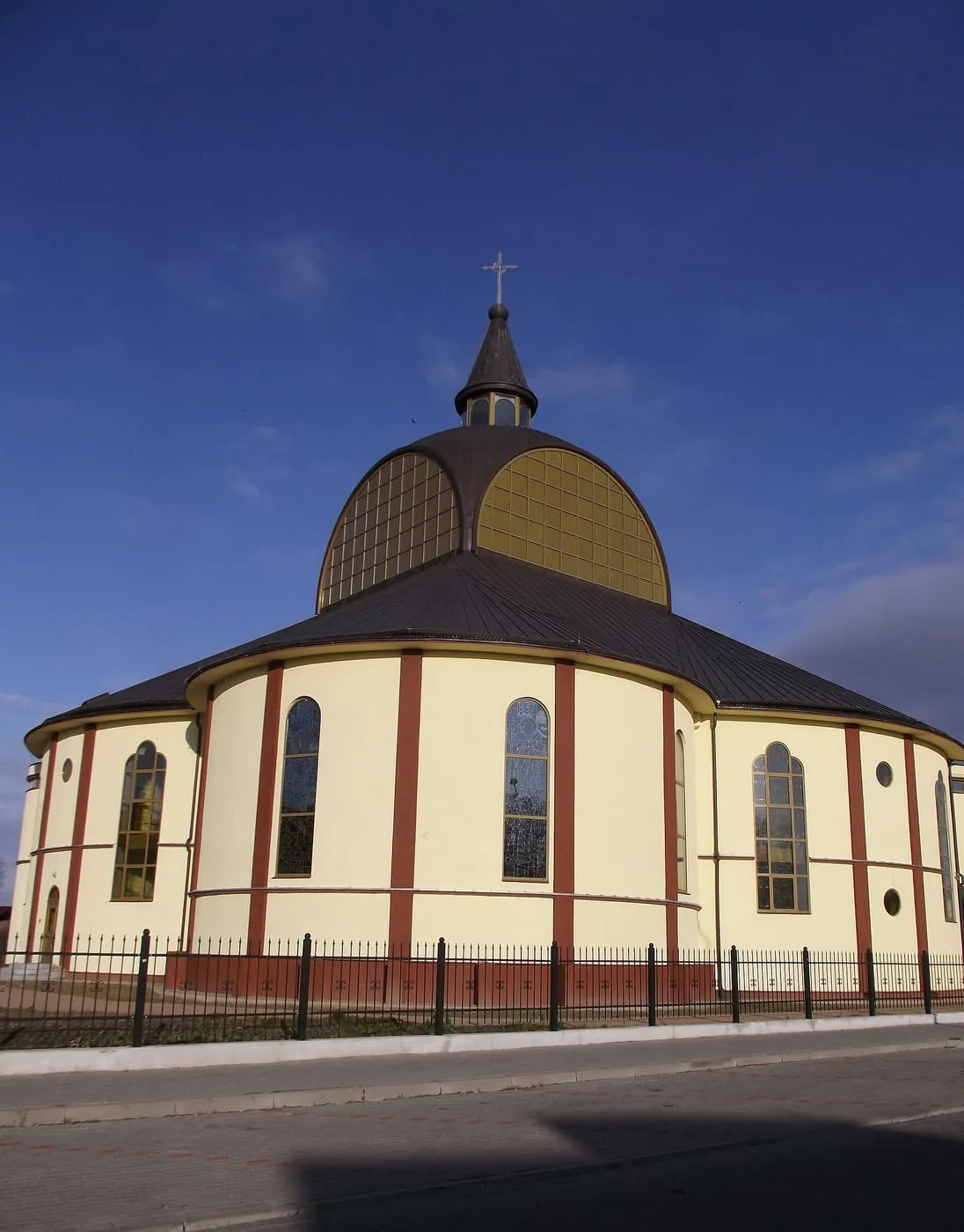 Współczesny kościół sanktuarium w Międzyrzeczu na planie koła, z kopułą i latarnią zwieńczoną krzyżem
