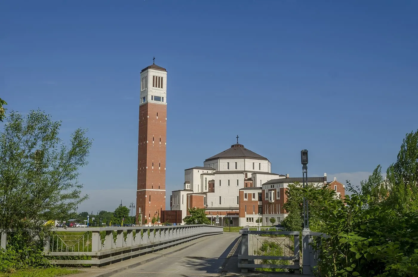 Sanktuarium św. Jana Pawła II w Krakowie — oktagonalna świątynia z kopułą i wysoką, wolnostojącą dzwonnicą