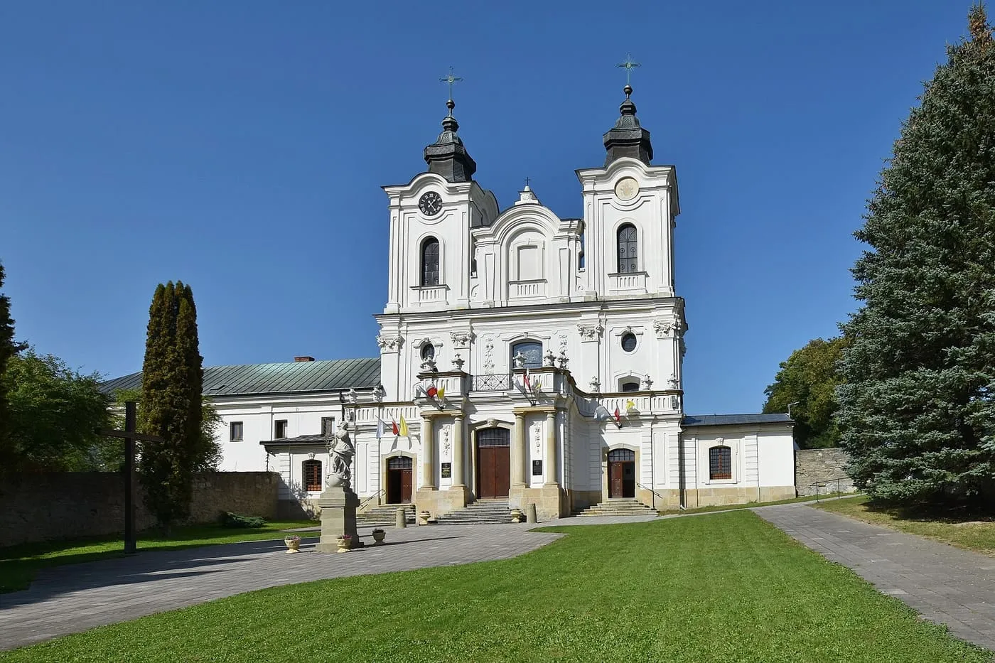 Barokowy, dwuwieżowy kościół i klasztor bernardynów w Dukli
