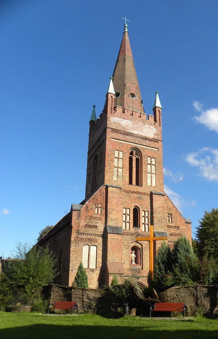 Ceglany, gotycki kościół św. Mikołaja w Skwierzynie z krenelażową wieżą zwieńczoną ceglaną iglicą