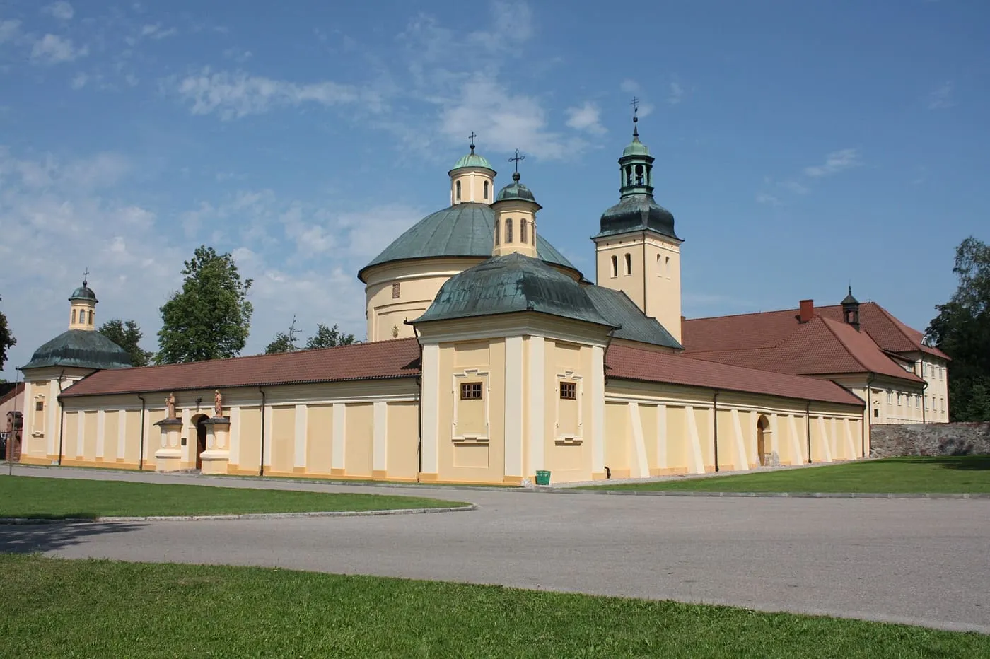 Sanktuarium w Stoczku Klasztornym — okrągły kościół z kopułą, otoczony arkadowymi krużgankami z kaplicami