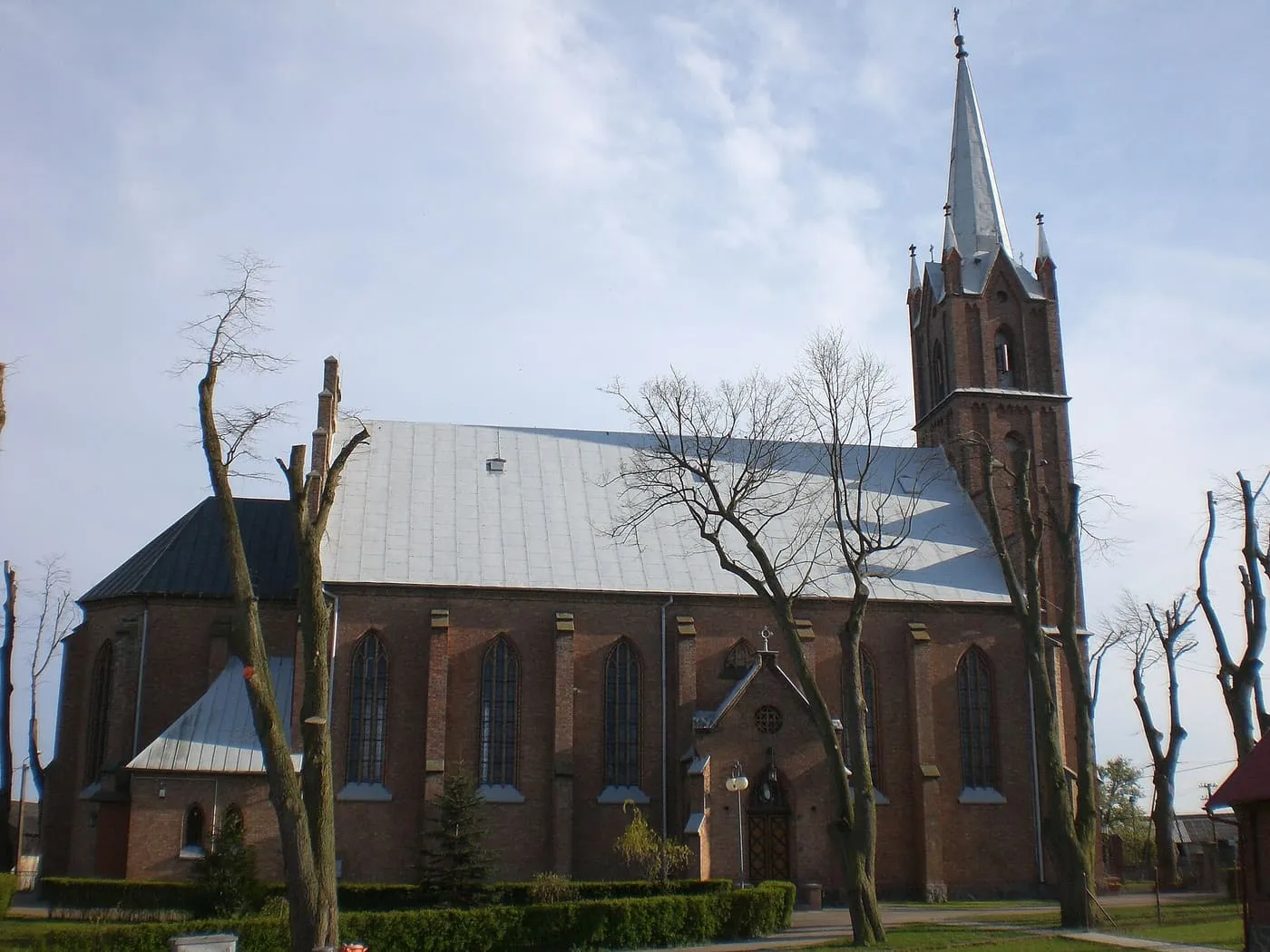 Neogotycki, ceglany kościół sanktuarium w Swarzewie z wysoką, smukłą wieżą