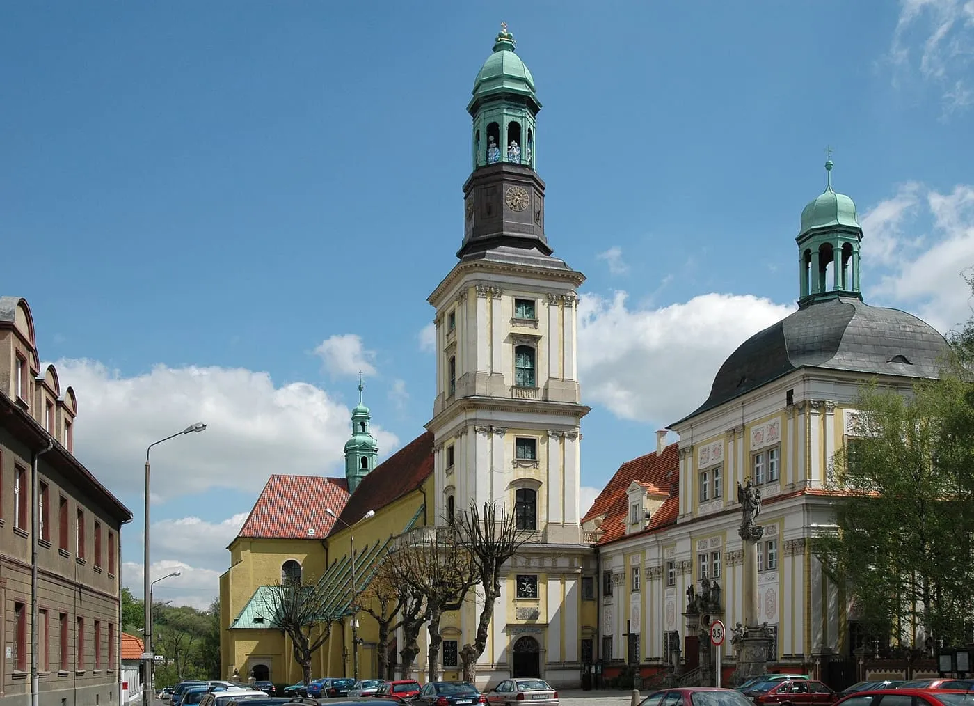 Bazylika św. Jadwigi w Trzebnicy z wysoką wieżą zwieńczoną zieloną kopułą i barokowymi zabudowaniami klasztornymi