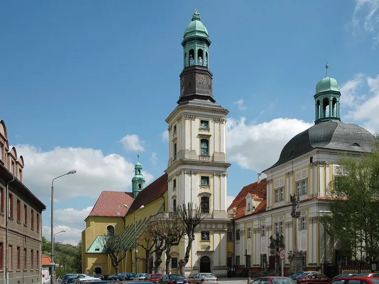 Bazylika św. Jadwigi w Trzebnicy z wysoką wieżą zwieńczoną zieloną kopułą i barokowymi zabudowaniami klasztornymi