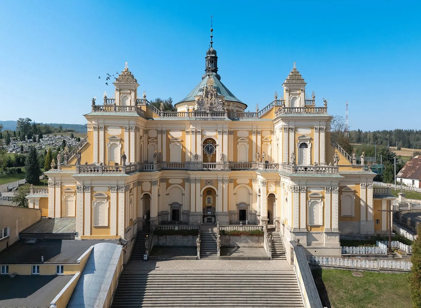 Barokowa bazylika Nawiedzenia NMP w Wambierzycach z monumentalnymi schodami prowadzącymi do wejścia, widok z lotu ptaka