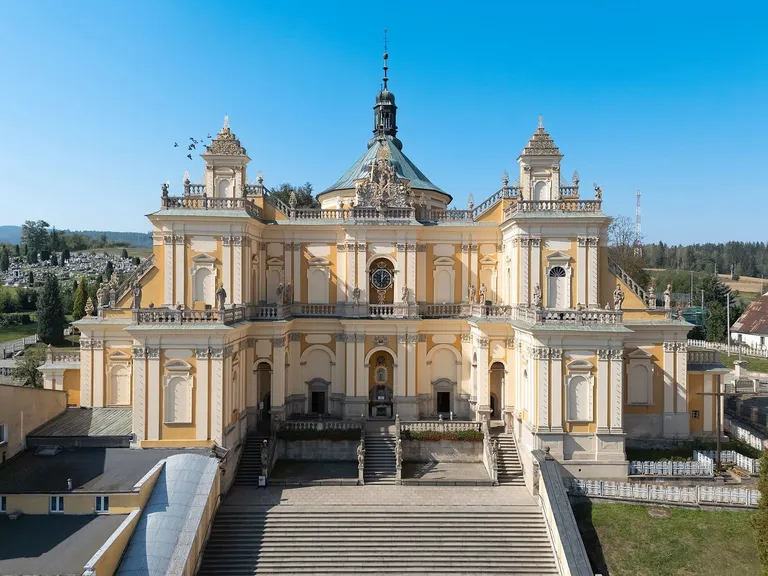 Barokowa bazylika Nawiedzenia NMP w Wambierzycach z monumentalnymi schodami prowadzącymi do wejścia, widok z lotu ptaka